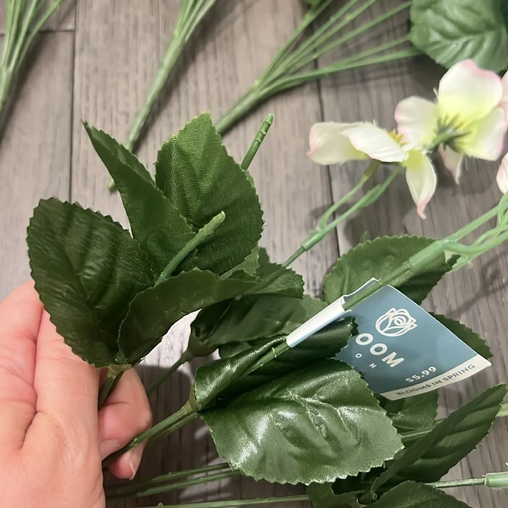 NWT Mini wreath and decorative florals